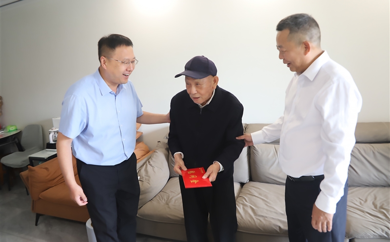 集团向导走访慰问攀西公司老党员