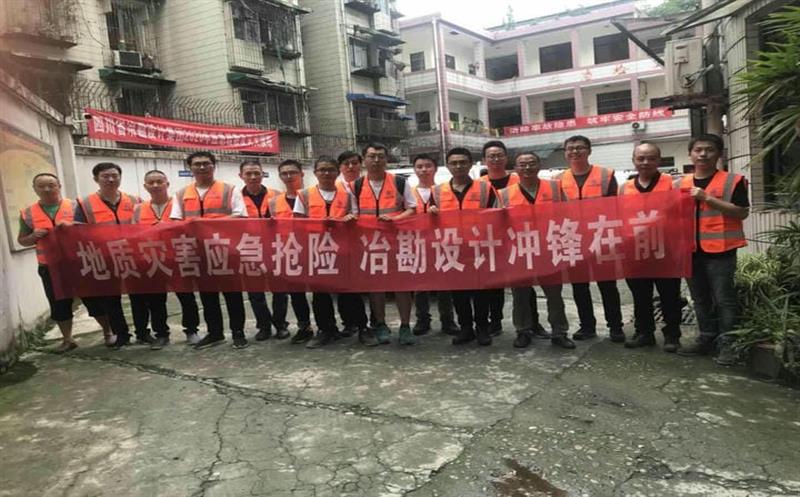 争分夺秒，，千里驰援陇南灾区