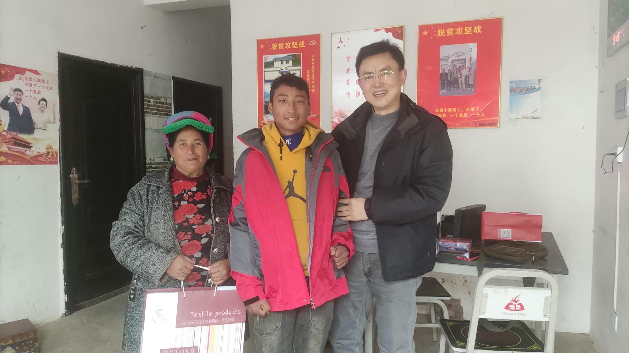 局机关后勤效劳中心局离退休职员处赴甘洛县挖曲村开展暖冬慰问