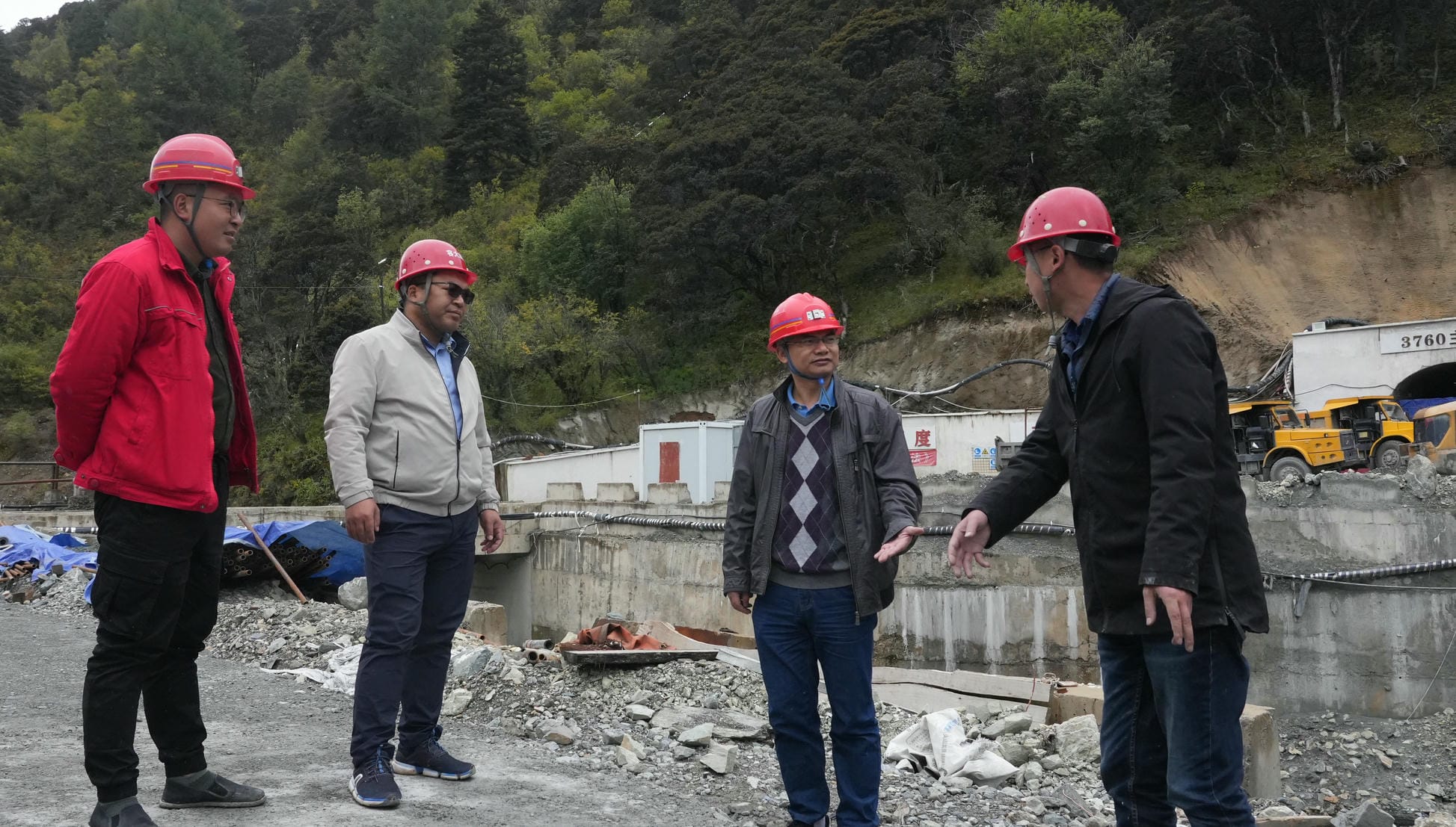 区调队检查组赴项目一线检查事情，，，并与省第七地质大队交流座谈