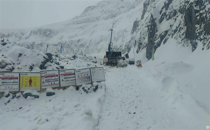 缺氧不缺精神，，艰辛不怕受苦 | 向在风雪中斗争的金核地勘人学习